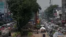 Kepadatan lalu lintas di sekitar proyek Light Rail Transit (LRT) di Jakarta, Jumat (24/2). Pemprov DKI Jakarta tetap optimistis LRT dapat beroperasi sebelum Asian Games 2018. (Liputan6.com/Gempur M Surya)
