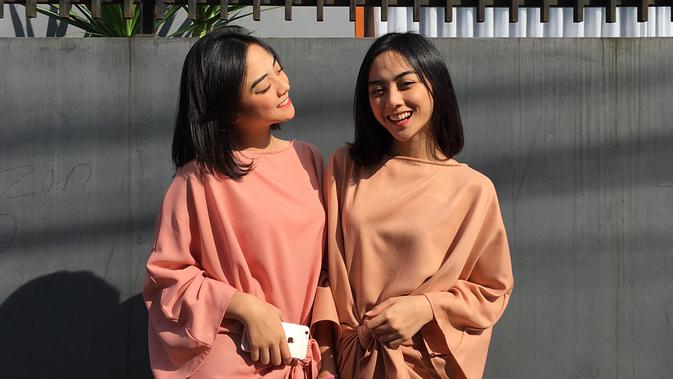 Merayakan Hari Raya Idul Fitri, Azel dan Azri memakai kaftan polos berwarna pastel. (Liputan6.com/IG/@azariaavissa)