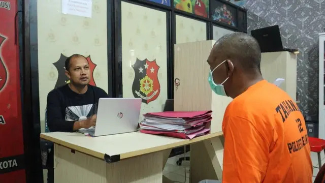 Pelaku Rudapaksa Putri Kandung Diperiksa Satreskrim Polresta Serkot. (Dokumentasi Polresta Serkot).