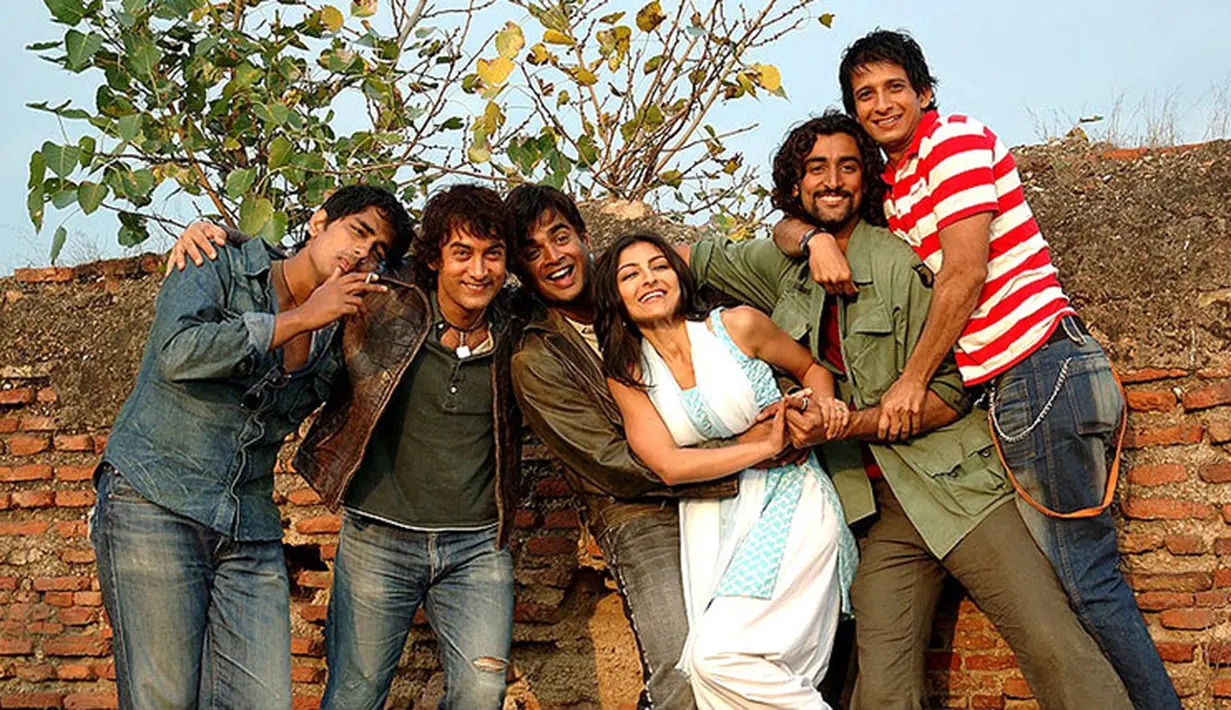 Rang De Basanti dibintangi oleh Aamir Khan, film ini mendapatkan pujian dari kritikus film. Film ini punya cerita yang keren dan dialog yang bagus. (Foto: cinemaforensic.com)