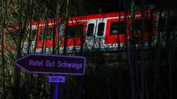 Lokasi kecelakaan dua kereta komuter S-bahn di Schaeftlarn di distrik Munich, Jerman pada 14 Februari 2022. Kecelakaan yang terjadi sekitar pukul 16.40 waktu setempat itu belum diketahui apa penyebab tabrakan. (MICHAELA REHLE / AFP)