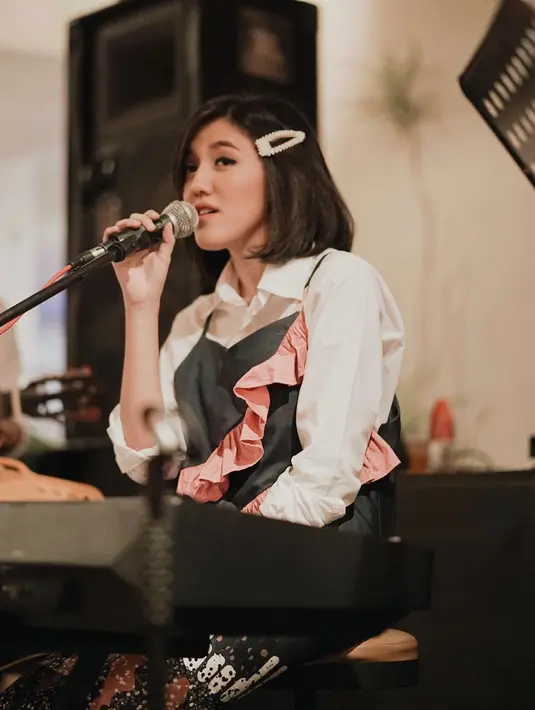 Parasnya yang sendu, selalu pas dengan irama musik yang dibawakan pada setiap penampilannya di atas panggung. (Liputan6.com/IG/@ifyalyssa)