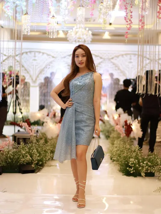 Ia melenggang dengan dress cantik berwarna perunggu. Wilona memadukannya dengan sepatu dan tas yang cantik. [Instagram @natashawilona12]