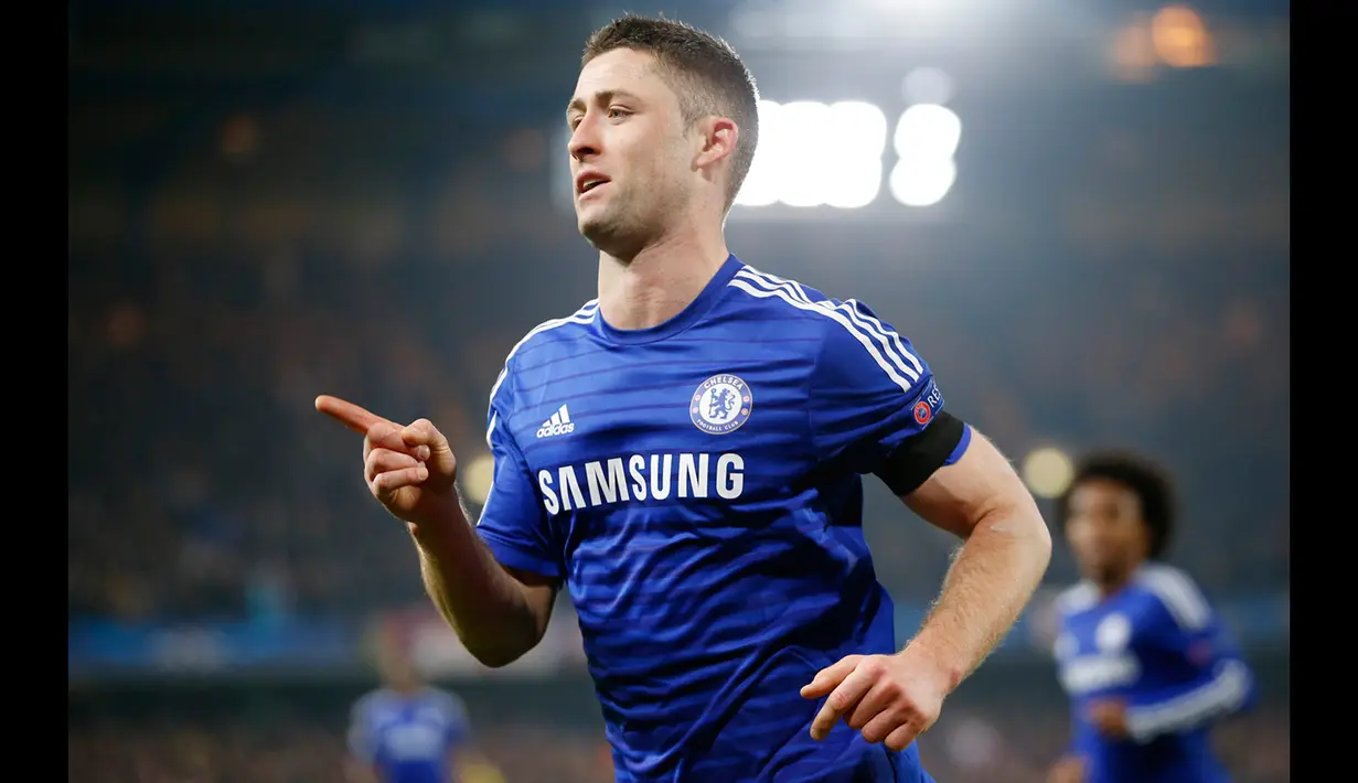 Bek Chelsa, Gary Cahill merayakan gol usai mencetak gol ke gawang PSG pada leg kedua 16 besar Liga Champions di Stadion Stamford Bridge, London, Inggris (11/3/15) . Chelsea bermain imbang 2-2 dengan Paris St Germain. (Reuters/John Sibley)