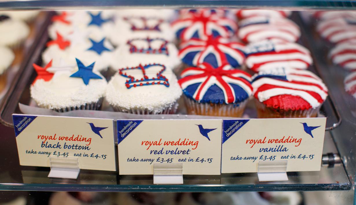 Cupcakes edisi khusus untuk menghormati pernikahan Pangeran Harry dan Meghan Markle di Hummingbird Bakery, London, 11 Mei 2018. Pernikahan Harry dan Meghan akan digelar 19 Mei mendatang di Kapel St. George, Istana Windsor. (AFP/Tolga AKMEN)