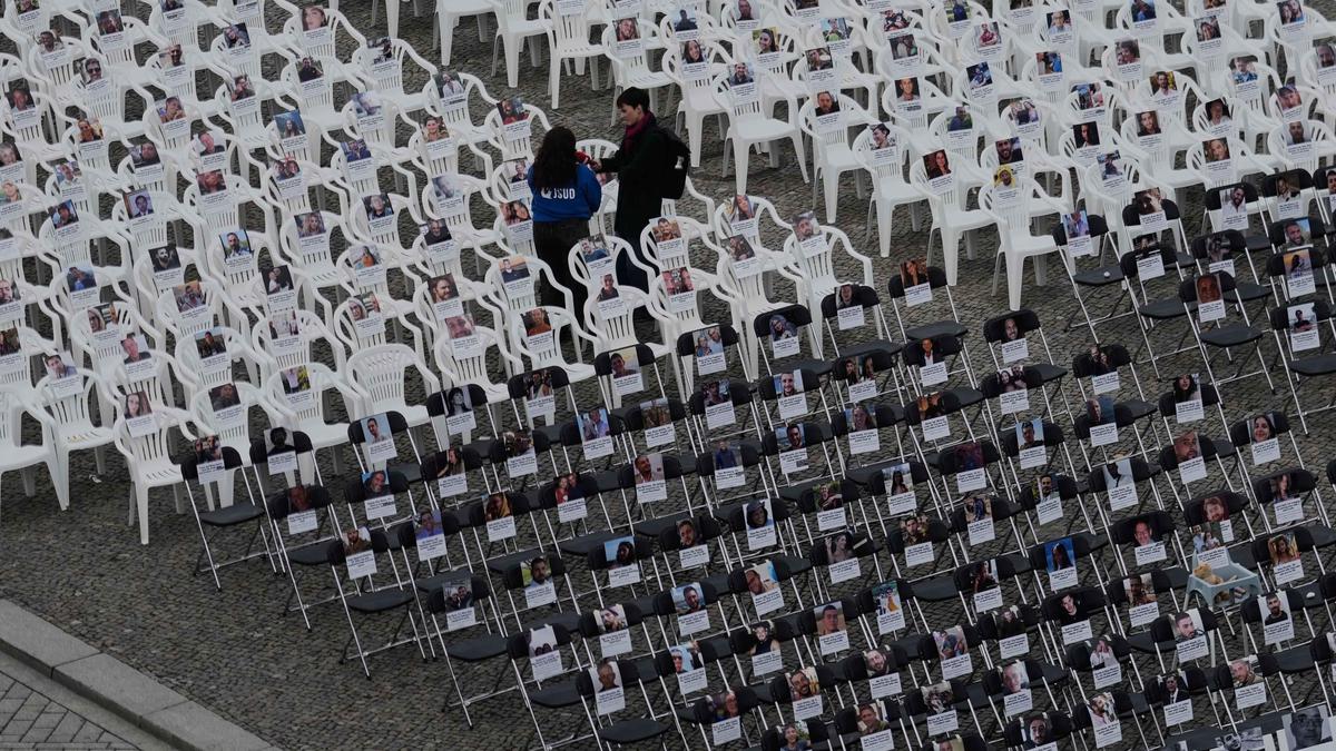 Peringati 2 Tahun Serangan Hamas ke Israel, 1.000 Lebih Kursi Kosong Dipajang di Berlin