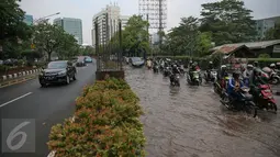 Sejumlah mobil melintas di jalur cepat di Kawasan Kuningan, Jakarta, Selasa (24/11). Jalur lambat di Jalan HR Rasuna Said, Kuningan, tampak dihindari oleh pengendara karena terdapat genagan air setinggi 20 cm. (Liputan6.com/Faizal Fanani)