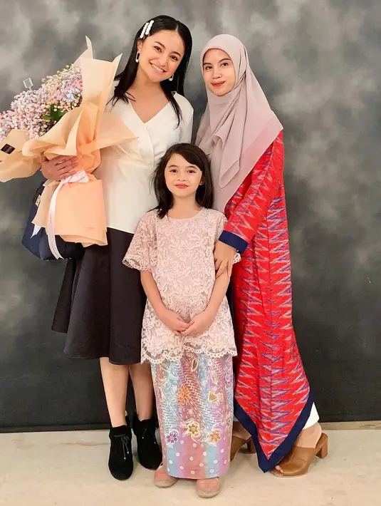 Saat graduation, Sienna tampil cantik kenakan atasan brukat dan kain batik berwarna cerah [@siennakasyafani]