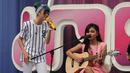 Pemenang keempat ajang Music Vidio Contest, Alif Ekacahya (kanan) berduet dengan Dara (personel The Virgin) saat tampil di panggung inBox SCTV di Cibinong, Bogor, Selasa (27/1/2015). (Liputan6.com/Helmi Fithriansyah)