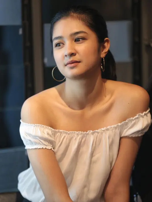 Hingga kini, ia mengaku belum pingin bermain untuk layar kaca, khususnya sinetron. Apalagi kalo melihat jadwal stripping, dan lebih banyak menghabiskan waktunya di lokasi syuting. (Adrian Putra/Bintang.com)