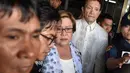 Senator Filipina, Leila de Lima, dikawal aparat keamanan saat penangkapannya di kota Pasay, selatan Manila, Jumat (24/2). de Lima dituduh terlibat peredaran narkoba di Penjara New Bilibid saat masih menjadi menteri hukum dari 2010 - 2015. (TED ALJIBE/AFP)