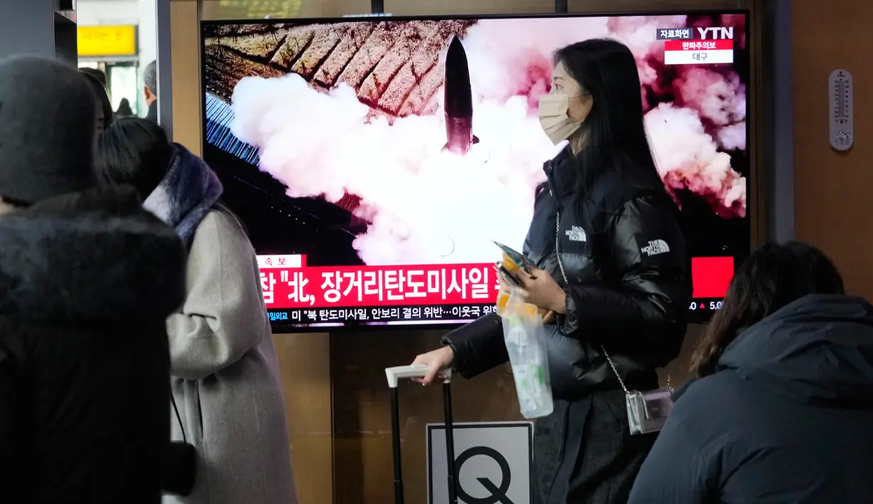 Kementerian Pertahanan Jepang mengatakan rudal terbang selama 73 menit, sedikit lebih sebentar dibandingkan penerbangan ICBM yang ditembakkan Korea Utara pada Juli, yakni 74 menit. Rudal tersebut mencapai ketinggian maksimum lebih dari 6.000 km dan jatuh ke laut sebelah barat Hokkaido di luar Zona Ekonomi Eksklusif Jepang. (AP Photo/Ahn Young-joon)