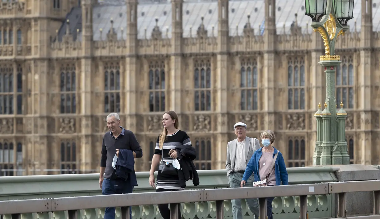 Orang-orang berjalan melewati Gedung Parlemen di London, Inggris (8/9/2020). Angka resmi terbaru Inggris pada Selasa (8/9) menunjukkan bahwa korban meninggal akibat COVID-19 di negara tersebut telah mencapai 57.400. (Xinhua/Han Yan)