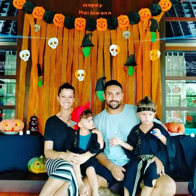 Tinggal di Bali, 7 Potret Terbaru Gaston Castono Bersama Keluarga