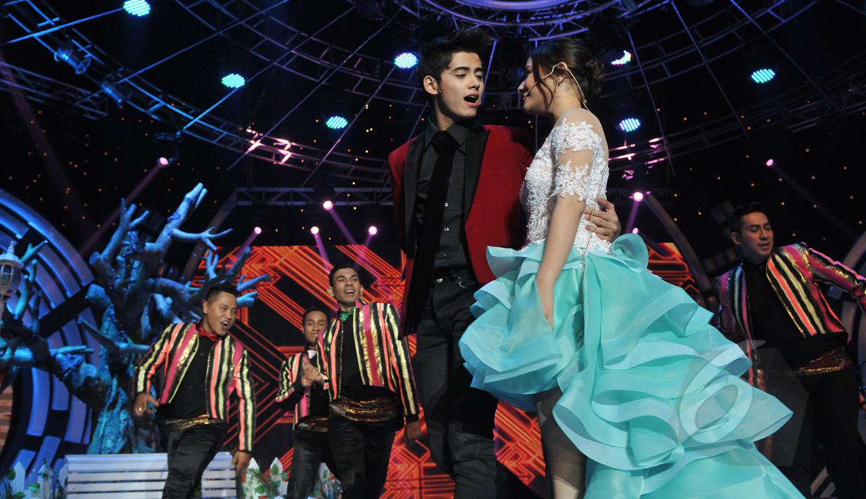 Keromantisan Aliando Syarief saat memeluk mesra pinggang Prilly Latuconsina di panggung SCTV Music Awards 2015 di Studio 6 Emtek City, Jakarta, Rabu (6/5). (Liputan6.com/Herman Zakharia)