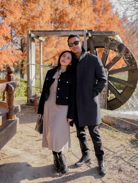 Berpose dengan latar pemandangan pohon gugur, Rachel tampil stylish dengan long dress nude yang dipadukan dengan tweed blazer hitam. Sedangkan Salim mengenakan coat dan celana panjang warna hitam senada. [@rachelvennya]