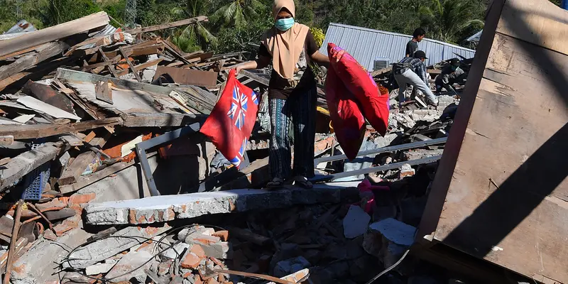 Mengais Puing Sisa Gempa Lombok