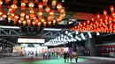 Orang-orang mengikuti kegiatan tur bertema di National Exhibition and Convention Center (NECC) di Shanghai, China timur, pada 6 Juni 2020. Guna mendorong aktivitas perekonomian malam hari di kota tersebut, festival malam digelar di Shanghai sejak awal Juni lalu. (Xinhua/Fang Zhe)