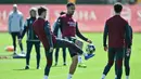 Duel Sporting CP dan Arsenal akan digelar di Estadio Jose Alvalade, Lisbon, Portugal, Rabu (8/4/2026) dini hari WIB. Tampak dalam foto, bek Arsenal asal Inggris, Ben White (kiri) dan William Saliba (tengah) saat mengikuti sesi latihan tim di pusat pelatihan Arsenal di London Colney, utara London, pada Senin 6 April 2026. (Glyn KIRK/AFP)