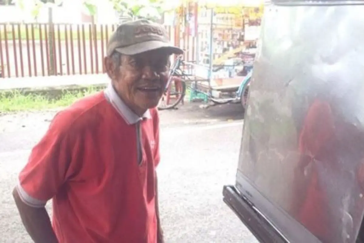 Tak Kenal Lelah, Pak Basir Jualan Roti Sejak 1960-an