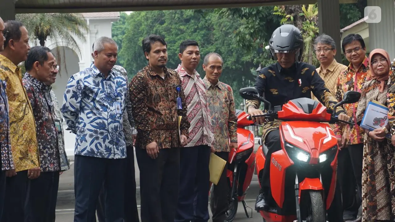 Presiden Jokowi mencoba sepeda motor listrik Gesits di halaman belakang Istana Merdeka Jakarta.