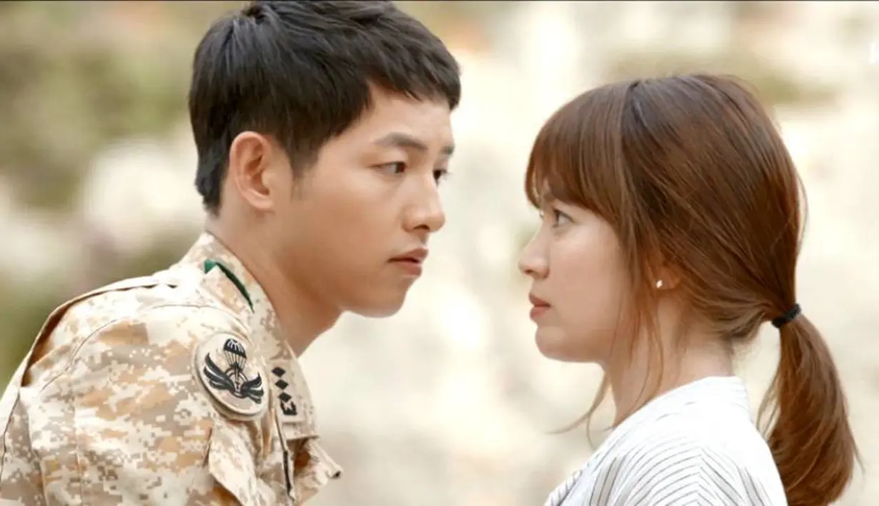 Akan tetapi saat Ock Joo Hyun menyanyikan lagu tersebut, Song Hye Kyo mulai meneteskan air mata. Dan Ock Joo Hyun pun menangis juga. (Foto: Allkpop.com)