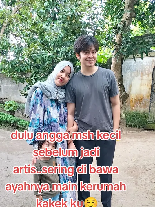 Sebelum jadi artis, ini merupakan rumah keluarga Angga. Rumah tampak sederhana di pedesaan. Dengan kembali lagi, masih banyak yang mengenalinya. Bahkan, dari fotonya, banyak sekali yang mengajak foto dan terlihat akrab. [TikTok/riniandriani0k]