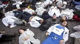 Ratusan Petugas medis  menggelar aksi protes dengan merebahkan badan mereka dijalanan atau disebut gerakan "die-in" di New York, Kamis (29/10/2015). Mereka gelar protes didekat kantor PBB di New York. (REUTERS/Carlo Allegri)