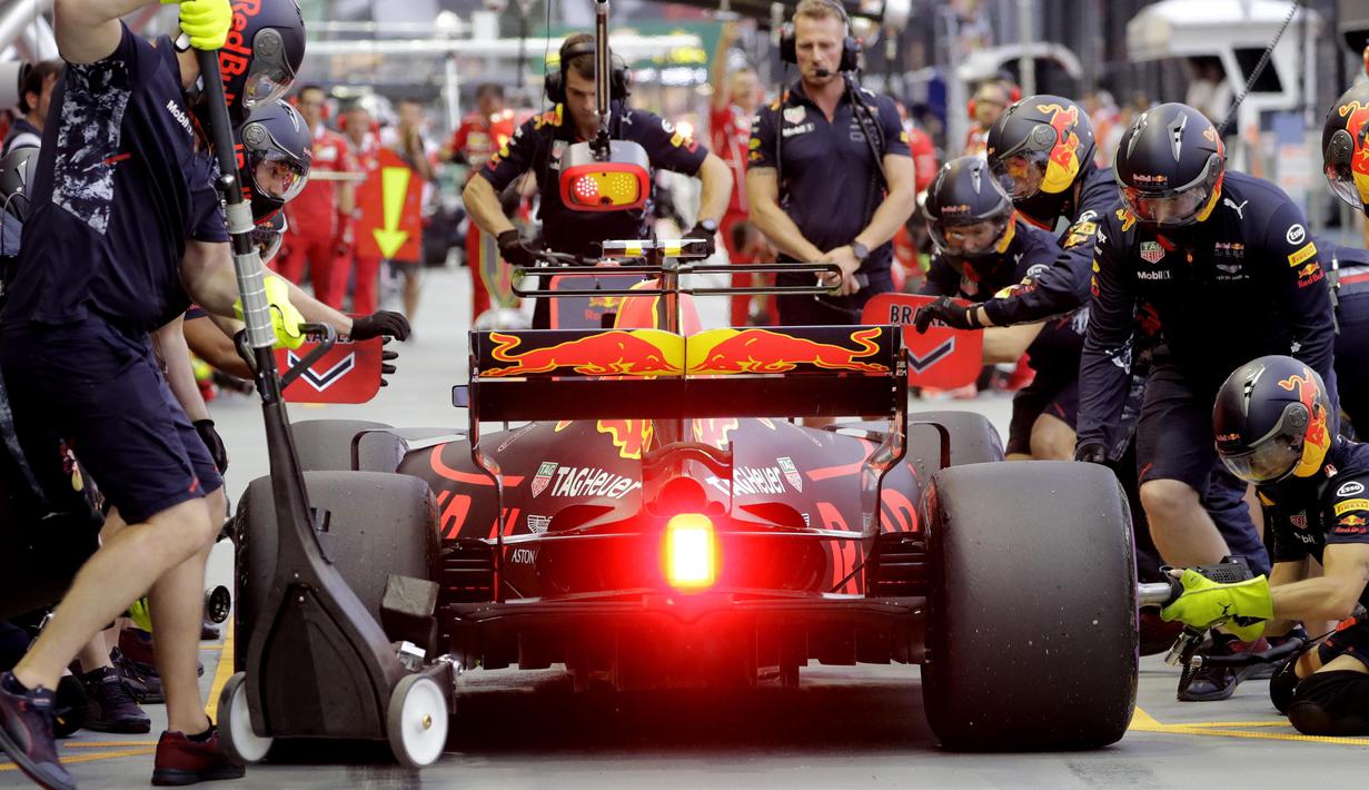 Tim mekanik Red Bull saat mempersiapkan mobil Max Verstappen pada sesi latihan bebas F1 GP Singapura di Marina Bay City Circuit, (15/9/2017). (AP/Wong Maye-E)