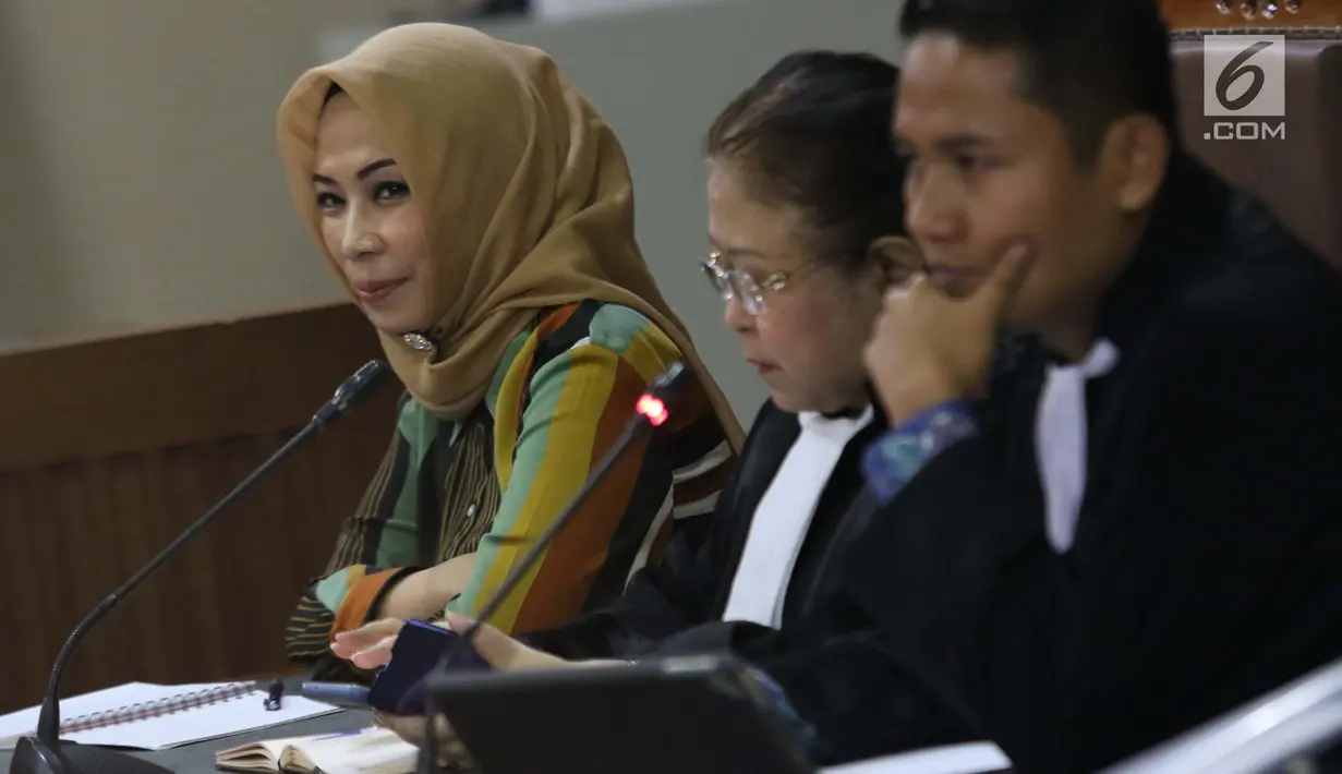 Terdakwa dugaan suap terhadap mantan anggota DPR dari Fraksi Golkar Bowo Sidik Pangarso terkait kerja sama bidang pelayaran, Asty Winasti saat sidang lanjutan di Pengadilan Tipikor, Jakarta, Rabu (31/7/2019). Sidang mendengar keterangan saksi ahli dan terdakwa. (Liputan6.com/Helmi Fithriansyah)