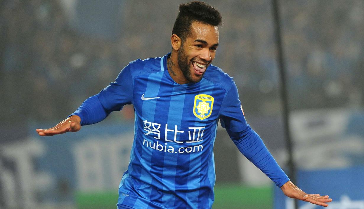 Transfer fantastis Alex Teixeira dari Shakhtar Donetsk ke klub Liga Super China, Jiangsu Suning senilai 50 juta euro menjadi yang terbesar di dunia. Tapi ternyata belum cukup membawanya memperkuat Timnas Brasil. (AFP)