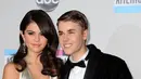 Bukan hanya itu, Selena Gomez dan Justin Bieber tak segan memamerkan keromantisan mereka. Tersiar kabar, Selena sempat menyandarkan kepalanya di bahu  Justi kala itu. (AFP/Valerie Macon)