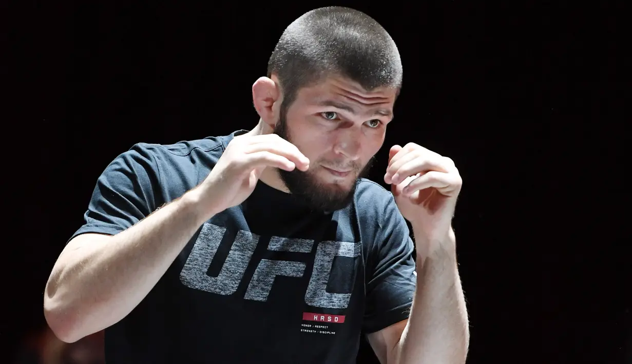 Juara kelas ringan UFC Khabib Nurmagomedov menghadiri latihan terbuka untuk UFC 229 di Las Vegas pada 3 Oktober 2018. Khabib Nurmagomedov mengumumkan pensiun dari dunia seni bela diri campuran (MMA) seusai mengalahkan Justin Gaethje dalam UFC 254, Minggu (25/10/2020). (Ethan Miller/Getty Images/AFP)