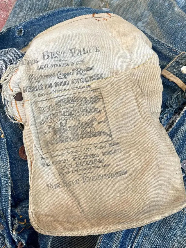 Celana Jeans Rasis Terjual Rp2,3 Miliar dalam Pelelangan