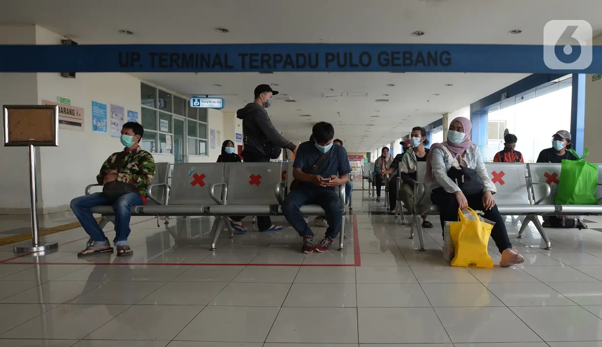 Pemudik menunggu saat arus balik Lebaran di Terminal Pulogebang, Jakarta, Jumat (21/5/2021). Satu minggu setelah Lebaran, pemudik yang tiba di Terminal Pulogebang wajib menjalani tes COVID-19. (merdeka.com/Imam Buhori)