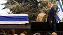 Perdana Menteri Israel Benjamin Netanyahu berdiri di depan peti jenazah mantan Presiden Israel Shimon Peres, saat upacara pemakaman di Gunung Herzl, Yerusalem, Jumat (30/9). Peres meninggal dunia karena terkena serangan stroke. (REUTERS/ KEVIN LAMARQUE)