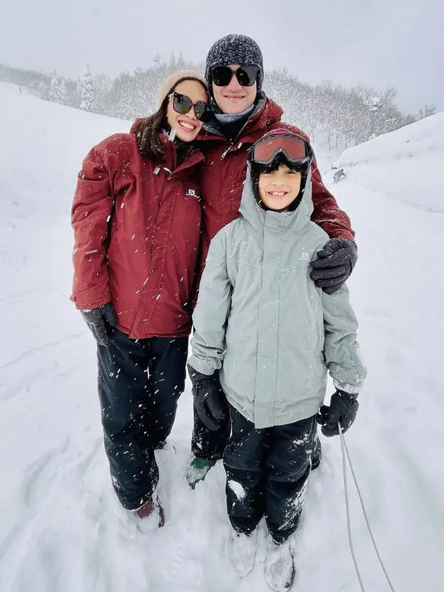 Outfit Liburan Vino G Bastian dan Marsha Timothy di Jepang, credit: @marshatimothy