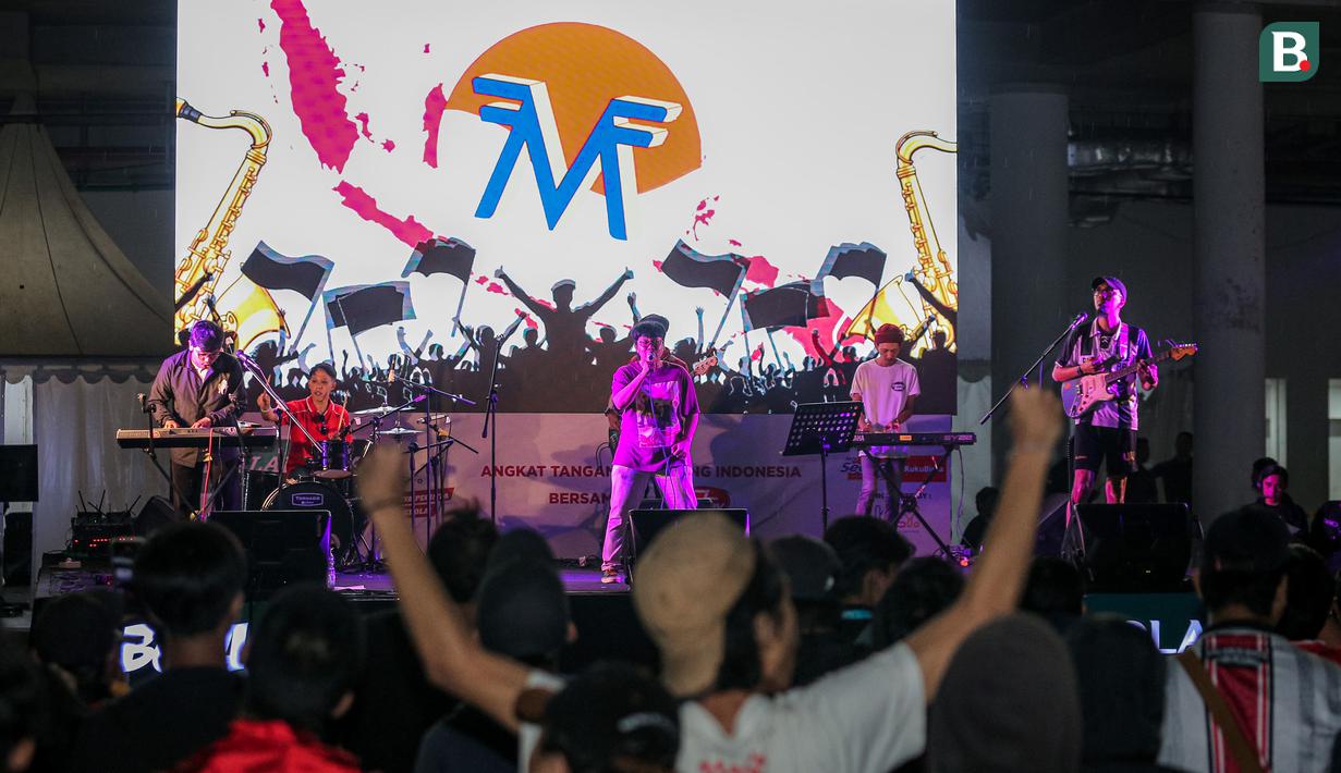 Penampilan grup band Merseyside saat acara MALAMNYA BOLA 2024 dengan agenda utama nonton bersama laga kualifikasi Piala Dunia 2026 antara Timnas Indonesia menghadapi Filipina di area Jakarta International Velodrome, Rawamangun, Jakarta Timur, Selasa (11/6/2024). (Bola.com/Bagaskara Lazuardi)