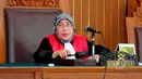 Hakim tunggal, Tati Hardianti, memimpin sidang perdana praperadilan Suryadharma Ali, terhadap KPK di Pengadilan Negeri Jakarta Selatan, Senin (30/3/2015). Sidang gugatan praperadilan SDA ditunda hingga besok, Selasa (31/3). (Liputan6.com/Yoppy Renato)