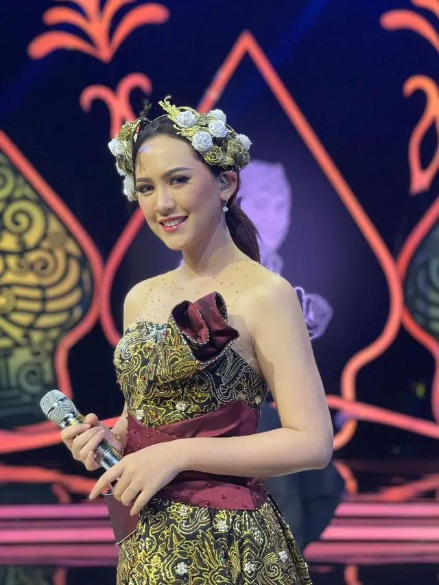 Gaya Happy Asmara saat tampil di televisi (Foto: Instagram happy_asmara77)