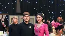 Kali ini, keduanya tampil bak raja dan ratu Jawa. Erina Gudono berpose berdampingan dengan Kaesang tampil super ayu dengan kebaya merah muda yang megah, dipadu degnan batik sebagai bawahan dan selendang yang serasi. Foto: Instagram.