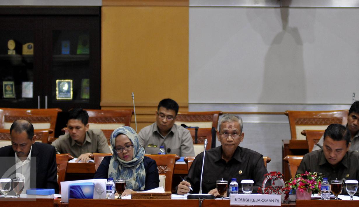 Ketua Komisi Kejaksaan, Sumarno (kedua kanan) saat mengikuti Rapat Dengar Pendapat (RDP) dengan Komisi I DPR RI, Jakarta, Senin (18/4/2016). Rapat membahas tentang pengawasan Komisi Kejaksaan terhadap kinerja Kejaksaan. (Liputan6.com/Johan Tallo)