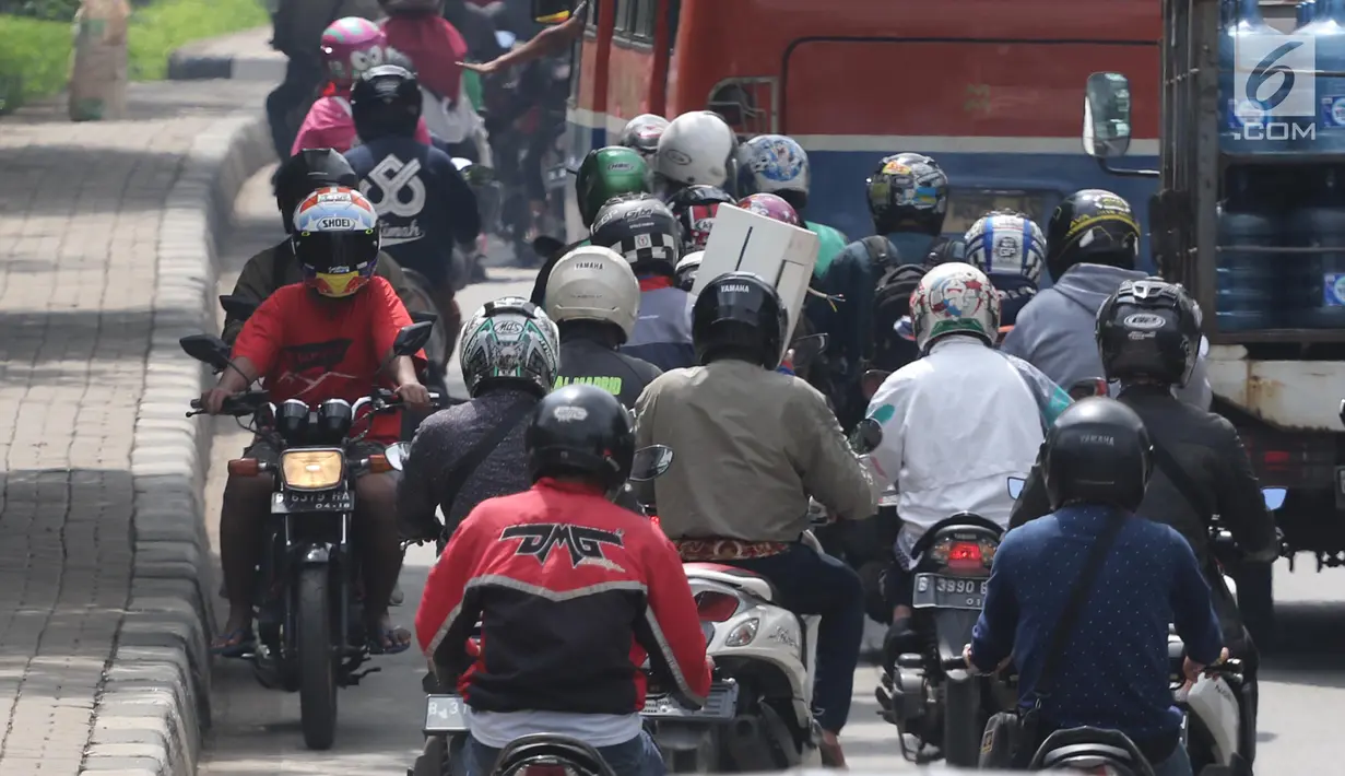 Pengendara motor melawan arah saat terjadi kemacetan di Jalan Daan Mogot, Jakarta, Jumat (23/3). Jalur putar balik yang jauh membuat pengendara melawan arah. (Liputan6.com/Arya Manggala)