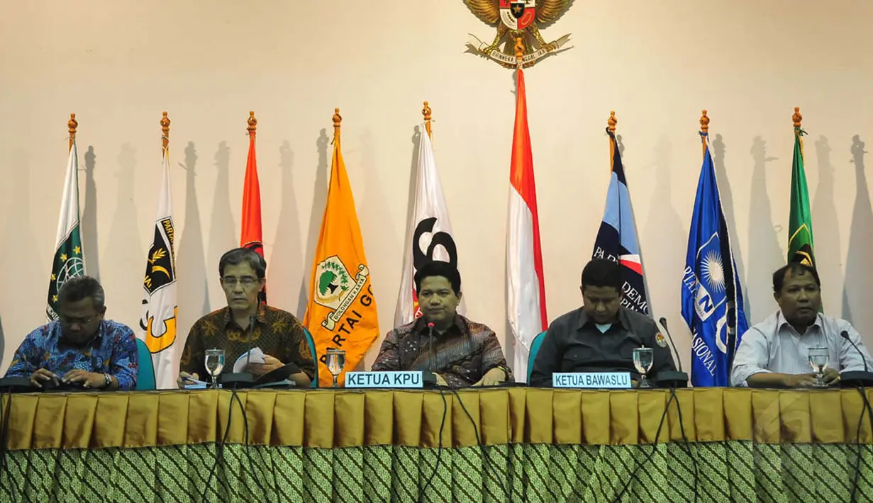 KPU dan Badan Pengawas Pemilihan Umum (Bawaslu) saat konferensi pers di Gedung KPU, Jakarta, (21/10/14). (Liputan6.com/Johan Tallo)