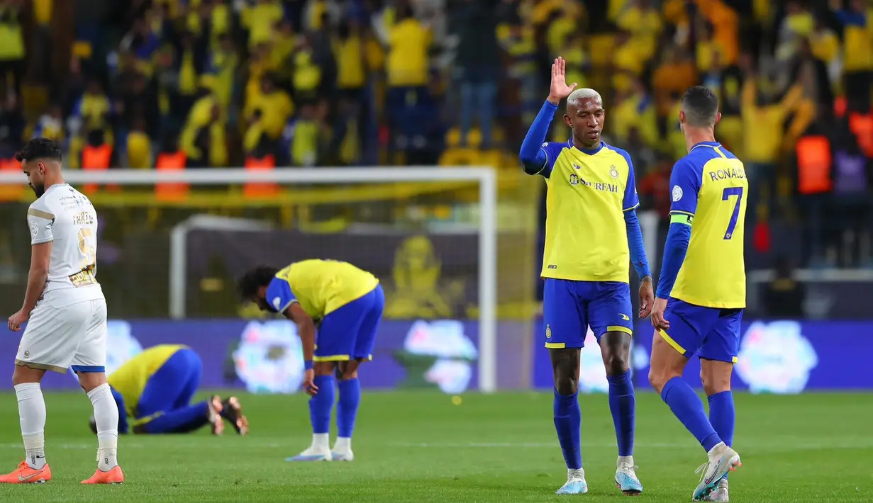 Selebrasi pemain Al Nassr, Cristiano Ronaldo (kanan) dan Talisca setelah mengalahkan Al Taawoun pada pekan ke-17 Liga Arab Saudi 2022/2023 yang berlangsung di Mrsool Park, Jumat (17/2/2023) WIB. Kemenangan ini kembali mengantarkan Al Nassr ke puncak klasemen sementara dengan 40 poin, sama dengan perolehan poin Al Ittihad.  (Twitter/Al Nassr FC)