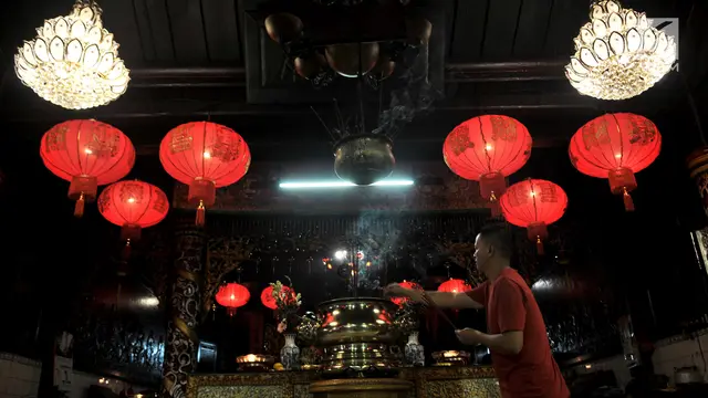 Sembahyang Malam di Klenteng Boen Tek Bio