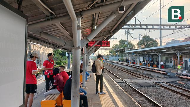 Suporter Timnas Indonesia di Stasiun Sudimara
