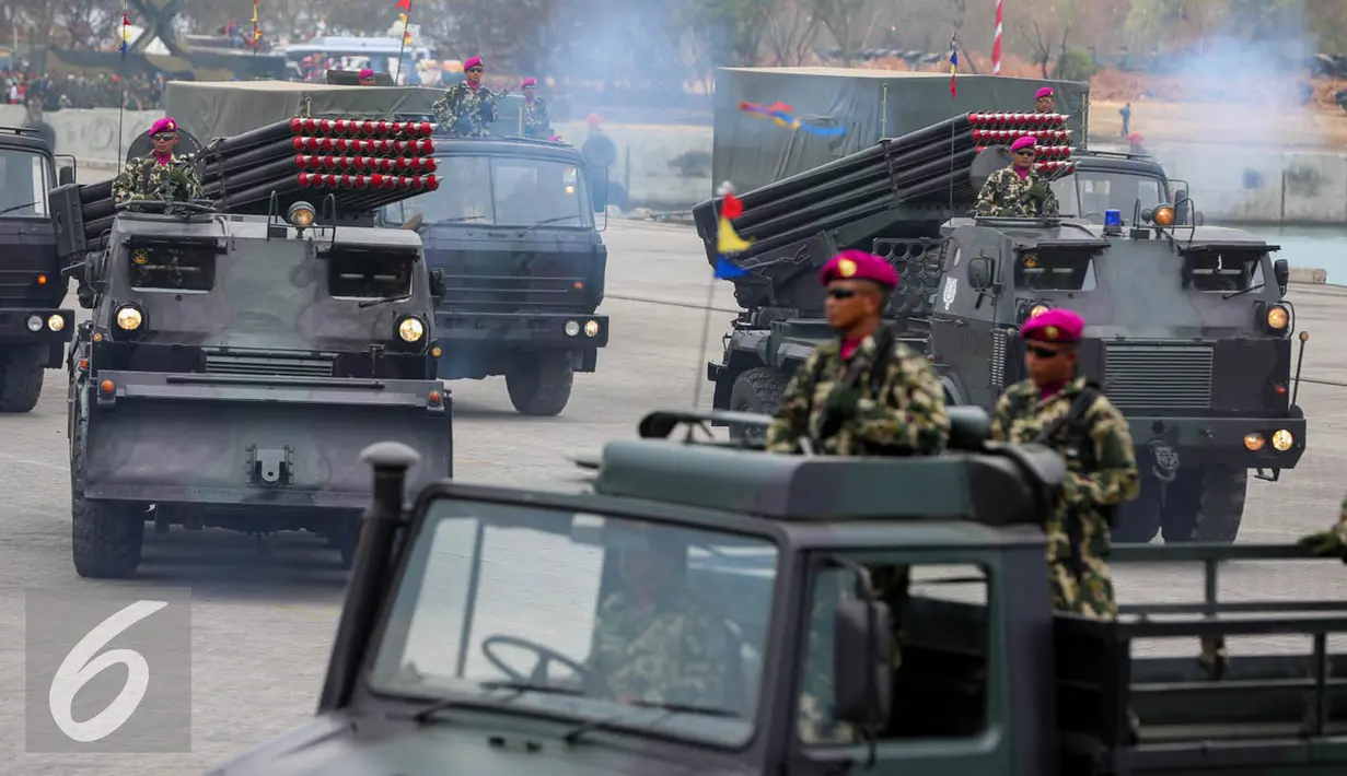 Iring-irangan Kendaraan alutista peluncur roket saat peringatan HUT TNI ke-70 di Dermaga Indah Kiat, Cilegon, Banten, Senin (5/10/2015). HUT TNI Ke-70 ditandai atraksi tempur tiga matra TNI Angkata Darat, Laut dan Udara. (Liputan6.com/Faisal Fanani)