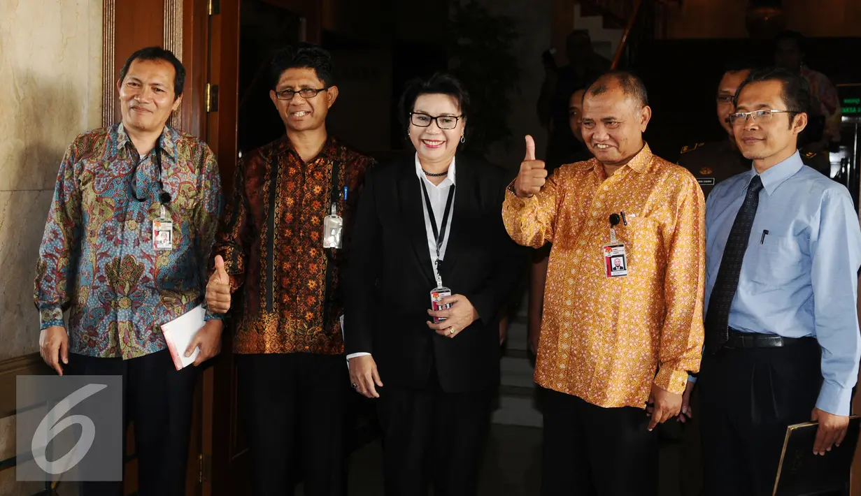 Ketua KPK, Agus Rahardjo (kedua kanan) bersama para pimpinan KPK menyapa pewarta jelang melakukan pertemuan tertutup dengan Jaksa Agung, HM Prasetyo di gedung Kejaksaan Agung di Jakarta, Selasa (5/1/2016). (Liputan6.com/Helmi Fithriansyah)