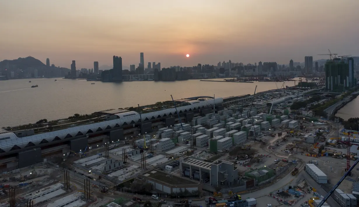 Foto udara menunjukkan lokasi pembangunan fasilitas isolasi sementara untuk menampung pasien Covid-19 yang sedang dibangun di Terminal Kapal Pesiar Kai Tak, Hong Kong (6/4/2022). Bangunan tersebut akan berisi 1.000 tempat tidur dan diharapkan bisa mengurangi beban di rumah sakit umum. (AFP/Yan Zhao)